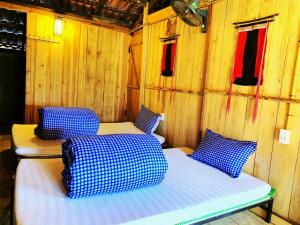 河江Mun Homestay的木墙内带两张床的房间