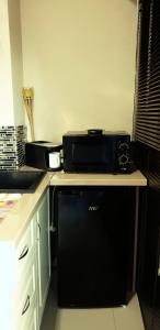 萨图恩Casa Ovi的厨房配有黑色微波炉和洗碗机。