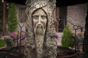 布克维Stara Pravda Hotel - Vykrutasy的树后 ⁇ 望的男人的雕像