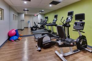 西棕榈滩西棕榈滩地铁中心智选假日酒店的健身房,配有跑步机和有氧运动器材