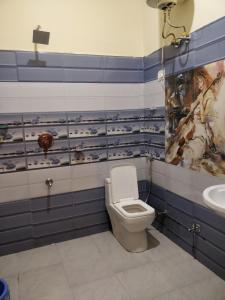 卡索尔PerkUp Hostel的一间带卫生间和水槽的浴室