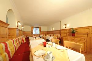 阿尔滕马克特蓬高克里斯塔尔公寓式酒店的用餐室配有桌椅和白色的桌布