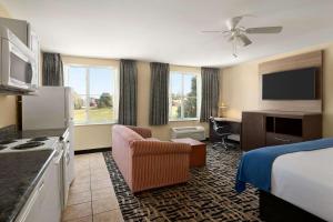 圣罗伯伦纳德伍德堡/圣罗伯特贝蒙特旅馆套房酒店的酒店客房设有一间带一张床和一张书桌的卧室