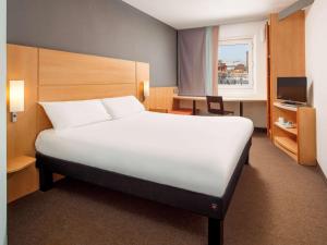 伦敦瑟罗克M25宜必思酒店客房内的一张或多张床位