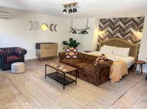 马贝拉贾迪勒斯女王精品B&B酒店的一间卧室配有一张床、一张沙发和一张桌子