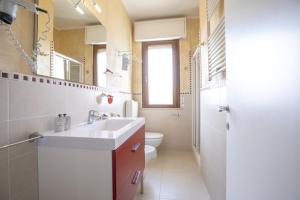 米兰马瑞提那德博拉酒店的一间带水槽、卫生间和镜子的浴室