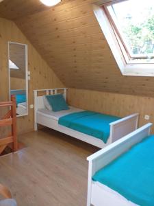 库兹尼卡Szafir的小木屋内一间卧室,配有两张床