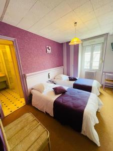 拉苏特兰A La Porte Saint Jean的酒店客房带两张床和长凳