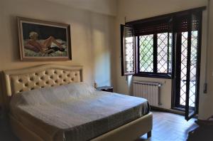 罗马La Tana di Sofia的卧室配有一张床,墙上挂有绘画作品