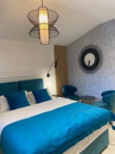 科托尔Kotor Lux apartments and rooms的一间卧室配有蓝色的床和镜子