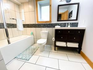 戈尔登Journey's End - 2 bed 1 bath Suite的带浴缸、卫生间和盥洗盆的浴室