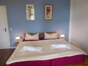 奥斯特巴德·哥伦Zum Donnerkeil的一间卧室配有一张大床和两条毛巾