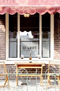 阿珀尔多伦De Grift的窗前的一张桌子和两把椅子
