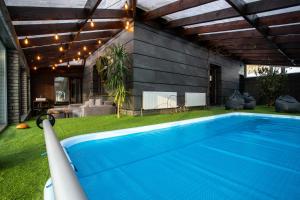 亚列姆切Apart-hotel Vershina的一座房子的院子内的游泳池