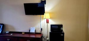 Hayti丽晶旅游酒店的酒店客房设有电视和带电视的书桌。