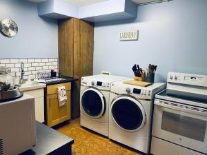戈尔登Journey's End - 2 bed 1 bath Suite的厨房配有洗衣机、烘干机和水槽