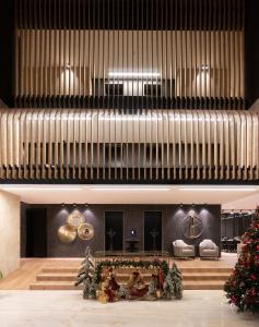 朱尼耶VOTRE hotel的大堂有圣诞树和大器官