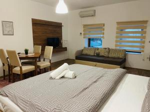 斯塔多伊兰Fuk-tak apartmani&restoran的一间卧室设有一张床和一间用餐室