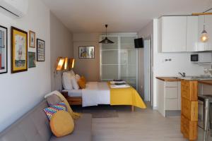 里斯本卡搜塔斯公寓的一间卧室配有一张黄色毯子床