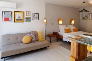 里斯本卡搜塔斯公寓的客厅配有沙发和1张床