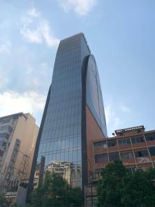 加拉加斯HOTEL CHACAO SUITES的一座高大的玻璃办公室大楼