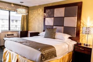 萨利达盖特威旅馆及套房的一间卧室配有一张大床和大床头板