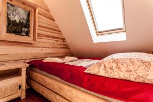 考斯赛力克波德里格兰米公寓的小木屋内一间卧室,配有一张床