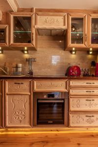 考斯赛力克波德里格兰米公寓的厨房配有木制橱柜和烤箱。