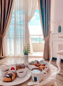 都拉斯Hotel Majestic的包括糕点和茶几咖啡杯的早餐盘