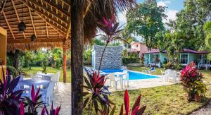 苏莎亚大自然村度假屋的一个带桌椅的庭院和一个游泳池