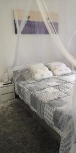 特尔古穆列什Diamond Apartment的一间卧室配有一张带蚊帐的床