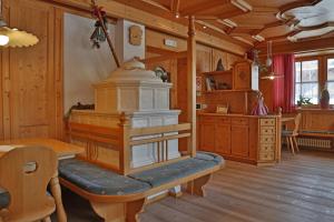 瓦尔道拉波尔巴切酒店的木室里带炉灶的用餐室