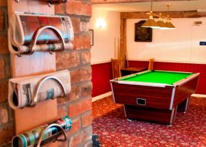 多切斯特纽因酒店 - 多尔切斯特的砖墙上设有台球桌的房间