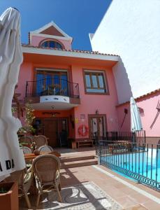 阿古伊梅斯La Casona Canaria Boutique Home B & B的前面有游泳池的房子