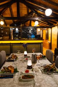 法拉尔雅也迪布伦拉灯塔酒店的餐桌,带餐盘和酒杯
