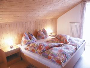 圣维吉利奥品特霍夫农家乐的一间卧室配有带枕头的床