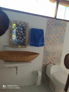 San OnofreLos Versos de Zaira的一间带木制水槽和卫生间的浴室
