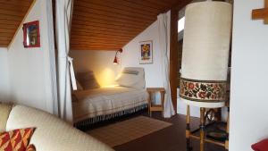 申瓦尔德Ferienhaus Lucia, App.11的一间小卧室,房间内设有一张小床