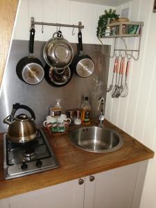 马汉莱斯Ty bech twt的厨房柜台设有水槽、锅碗瓢盆