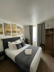巴黎波尔多酒店的一间卧室配有一张大床和两条毛巾