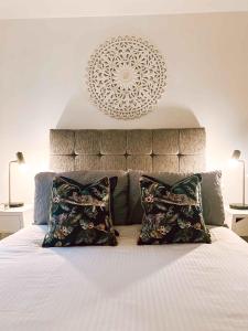 圣海伦斯Sutton Heath Lodge的一间卧室配有带2个枕头的床
