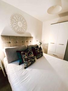 圣海伦斯Sutton Heath Lodge的卧室配有带枕头的大型白色床