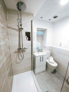 圣海伦斯Sutton Heath Lodge的带淋浴和卫生间的白色浴室