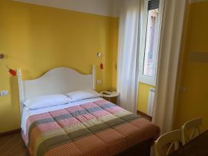 罗马Luna Rossa Roma Guest House的黄色间内一间卧室,配有一张床
