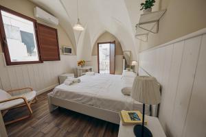 普尔萨诺Le Terrazze B&B的一间卧室设有一张大床和一个窗户。