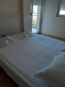 蒂瓦特Sunset的一张白色的大床,带两条毛巾
