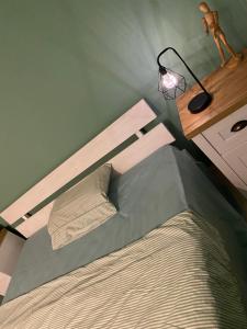 SarudSarud házikó-szálláshely的一间卧室配有一张床和一张带台灯的书桌