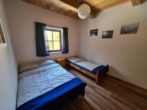 韦特利纳KURNACHATA的一间卧室设有两张床和窗户。