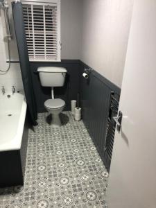 基斯高地Sinclair Bay Apartments的一间带卫生间和水槽的浴室