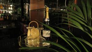 布莱克浦The Scala Hotel的玻璃托盘,内有两瓶玻璃瓶和一瓶香槟